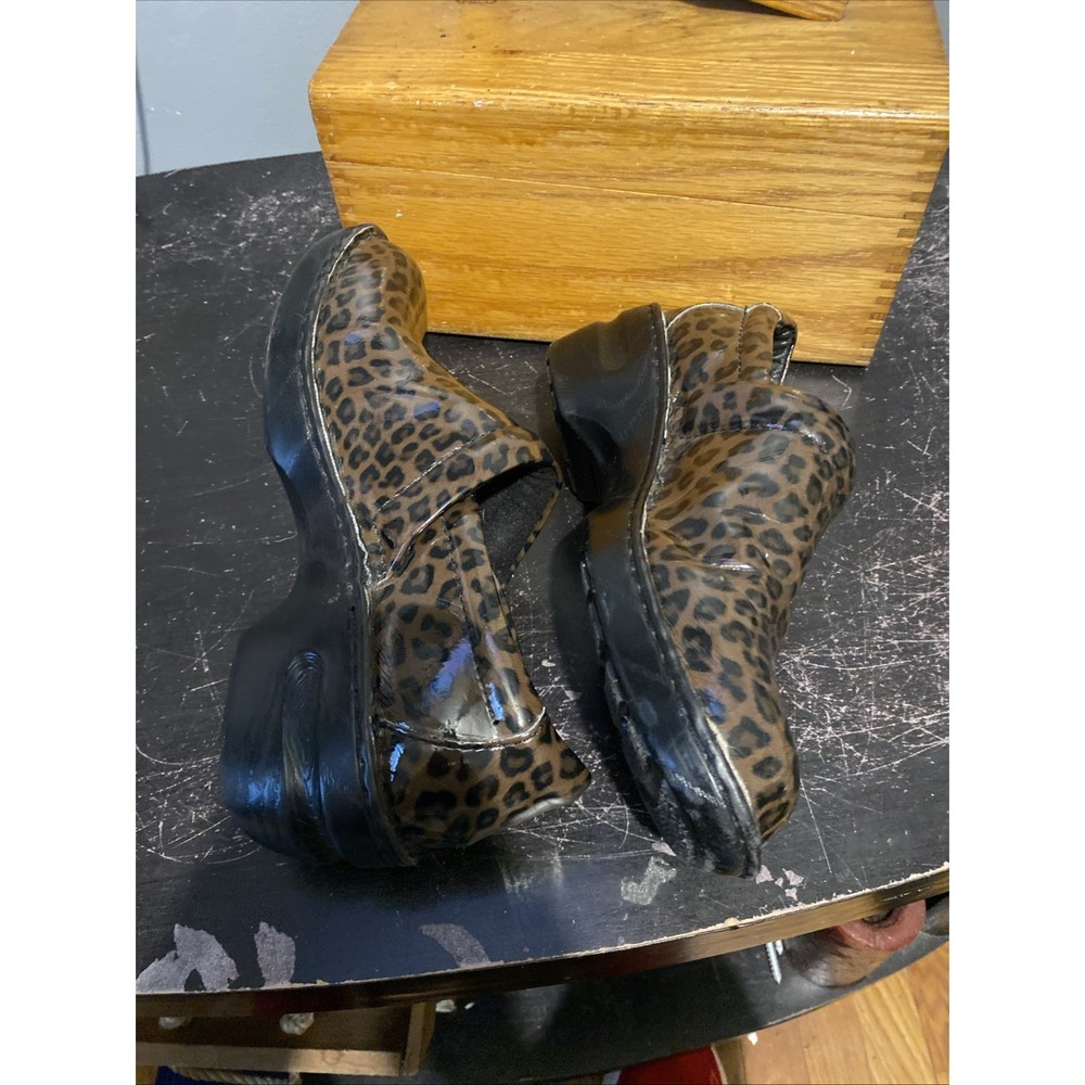 BOC Born Concept Shoes Womens 10 Leopard Clogs Brown Faux Leather Casual Slip On - Picture 9 of 10
